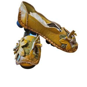 SOCOFY NWOT Yellow Mustard slip on Floral Flats Size 7